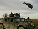Sie überzeugten sich vom professionellen Zusammenspiel der Soldaten. (Bild öffnet sich in einem neuen Fenster)