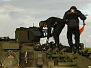 Nach einem Minenunfall werden Verwundete aus einem Panzer geborgen. (Bild öffnet sich in einem neuen Fenster)