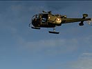 Ein Santätshubschrauber mit Flugretter im Einsatz. (Bild öffnet sich in einem neuen Fenster)