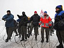 Die Lage eskaliert, die Demonstranten wollen die Absperrung durchbrechen. (Bild öffnet sich in einem neuen Fenster)