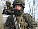 Soldaten der EU-Friedenstruppe sichern Steinbach vor Übergriffen.