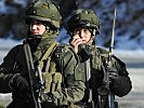 Der Kommandant der MFOR-Truppe meldet das Feuergefecht an das Kommando. (Bild öffnet sich in einem neuen Fenster)