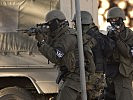 Nach einem Hinweis umstellen Militärpolizisten ein Haus. (Bild öffnet sich in einem neuen Fenster)