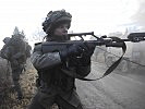 Die MFOR-Soldaten beschützen den Transport und erwidern das Feuer. (Bild öffnet sich in einem neuen Fenster)