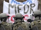Die Soldaten versuchen, die Situation zu beruhigen. (Bild öffnet sich in einem neuen Fenster)