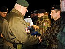 Polajnar gratulierte dem Kommandanten des slowenischsen Infanteriezuges. (Bild öffnet sich in einem neuen Fenster)