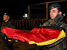 ...und die Soldaten aus Deutschland holen ihre Flagge ein. (Bild öffnet sich in einem neuen Fenster)