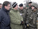 Im Anschluss besuchten er und Darabos die übenden Soldaten. (Bild öffnet sich in einem neuen Fenster)