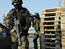 Auch deutsche Feldjäger der Bundeswehr sind dabei. (Bild öffnet sich in einem neuen Fenster)