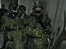Dann dringen Militärpolizisten in das Gebäude ein. (Bild öffnet sich in einem neuen Fenster)