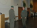 Major Jamnig, r., meldet an den Übungsleiter Brigadier Polajnar. (Bild öffnet sich in einem neuen Fenster)