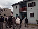 Vor dem Hauptquartier organiseren sich Menschenmassen zu einer Kundgebung. (Bild öffnet sich in einem neuen Fenster)