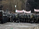 Plötzlich eskaliert die Lage - die Demonstranten zeigen Gewaltbereitschaft. (Bild öffnet sich in einem neuen Fenster)
