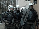 Auch die österreichischen Soldaten der MFOR-Truppe greifen ein. (Bild öffnet sich in einem neuen Fenster)