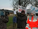 Die Menge versuchte lautstarkt, die Friedenstruppe zu behindern. (Bild öffnet sich in einem neuen Fenster)