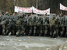 Deutsche Soldaten drängen die Demonstranten ab. (Bild öffnet sich in einem neuen Fenster)