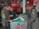 Pilot und Techniker des Hubschraubers überprüfen die Ladung. (Bild öffnet sich in einem neuen Fenster)