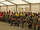 Briefing für die Patiententräger im Sanitätshilfszentrum. (Bild öffnet sich in einem neuen Fenster)