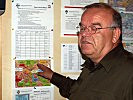 Der Leiter der Stabsarbeit weist das Team ein. (Bild öffnet sich in einem neuen Fenster)