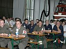 Die Soldaten folgen aufmerksam seinen Ausführungen. (Bild öffnet sich in einem neuen Fenster)