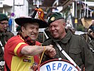 Shakehands: Manolo el del Bombo und Major Hannes Apfolterer. (Bild öffnet sich in einem neuen Fenster)