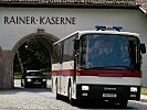 Die Exekutive verlässt die Kaserne. (Bild öffnet sich in einem neuen Fenster)