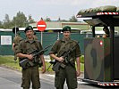 Soldaten bewachen den Fanparkplatz in der Kaserne. (Bild öffnet sich in einem neuen Fenster)