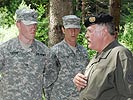 Hoher Besuch: General Entacher im Gespräch mit US-Wettkämpfern. (Bild öffnet sich in einem neuen Fenster)