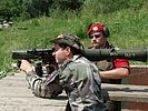 Ein französischer Soldat schießt mit dem Panzerabwehrrohr. (Bild öffnet sich in einem neuen Fenster)