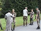 Ein Team verhandelt mit dem Clanführer.