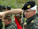 Unter den Blicken von Akademiekommandant Generalmajor Sinn...