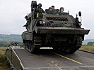 Ein Bergepanzer "Greif" am Weg zur Übersetzstelle. (Bild öffnet sich in einem neuen Fenster)