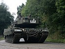 Ein "Leopard" auf dem Weg in seinen Verfügungsraum. (Bild öffnet sich in einem neuen Fenster)