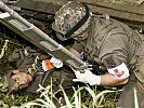 Sanitätspersonal birgt einen Verletzten. (Bild öffnet sich in einem neuen Fenster)