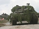 Während der Übung beobachten die Panzer-Teams... (Bild öffnet sich in einem neuen Fenster)