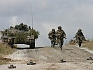 Um die Panzer zu stoppen legen sie einen Minenriegel aus. (Bild öffnet sich in einem neuen Fenster)