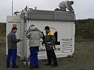 Mobilkom-Techniker stellten den Container in die Waage... (Bild öffnet sich in einem neuen Fenster)