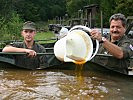 Vizeleutnant Sisa und Rekrut Witschko mit dem noch ungefilterten Wasser.
