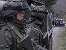 Die Soldaten warten auf das Ergebnis der Verhandlungen. (Bild öffnet sich in einem neuen Fenster)