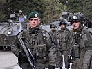 Die MFOR-Soldaten haben alle Hände voll zu tun. (Bild öffnet sich in einem neuen Fenster)