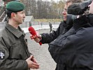 Brigadier Thomas Starlinger im Gespräch mit Redakteur Robert Fries. (Bild öffnet sich in einem neuen Fenster)