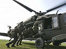 Mittels Luftlandung werden die Soldaten ins Einsatzgebiet gebracht. (Bild öffnet sich in einem neuen Fenster)