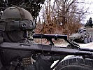 Ein MFOR-Soldat sichert während des Anmarsches. (Bild öffnet sich in einem neuen Fenster)