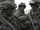 Die Soldaten treffen letzte Vorbereitungen. (Bild öffnet sich in einem neuen Fenster)