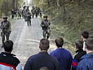 Die Annäherung der Soldaten an einen "Roadblock"... (Bild öffnet sich in einem neuen Fenster)