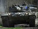 Kampfpanzer der MFOR rollen an. (Bild öffnet sich in einem neuen Fenster)
