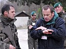 Sie unterstützen den Kommandanten bei Verhandlung mit dem Bürgermeister. (Bild öffnet sich in einem neuen Fenster)