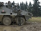 MFOR-Kräfte stellen sich zwischen Alpha- und Bravoländer.