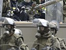 Bei der Auflösung der Demonstration kommt ein Wasserwerfer... (Bild öffnet sich in einem neuen Fenster)