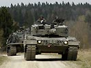 ...dem Panzerkommandanten die Lage vorwärts des Checkpoints. (Bild öffnet sich in einem neuen Fenster)